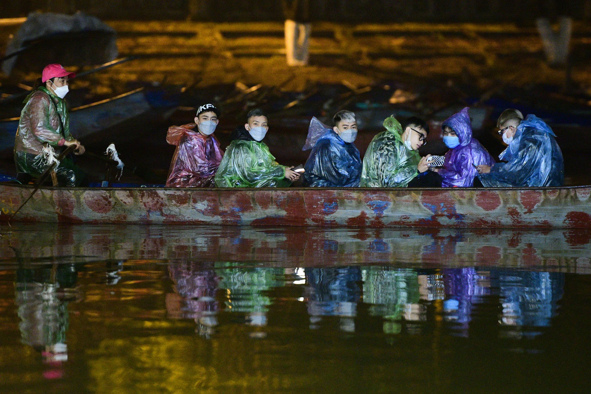 Lê Quang Hòa (thứ 3, từ trái sang) cùng bạn bè đi xuyên đêm từ quận Nam Từ Liêm (Hà Nội) đến chùa Hương. Chàng trai 23 tuổi đến nay đã có 8 năm liên tiếp đi lễ tại đây. "Tôi làm kinh doanh, đi xin lộc đầu năm để buôn may bán đắt. Chùa Hương linh thiêng nên năm nào tôi cũng dành thời gian tới đây. Để tránh cảnh đông đúc vạ vật, nhóm tôi chọn đi từ đêm", Hòa nói.