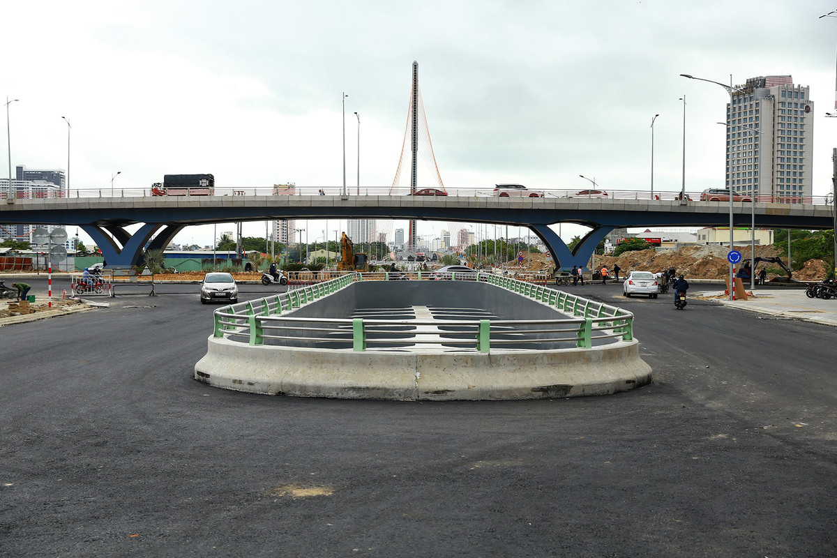 Nút giao thông đường 2 Tháng 9 - Nguyễn Văn Trỗi - Trần Thị Lý sẽ được tổ chức giao thông khác mức 3 tầng, gồm: Tầng mặt đất bố trí đảo xuyến, tầng ngầm bố trí hầm và tầng trên cùng bố trí cầu vượt. Phần cầu vượt sẽ có kết cấu 5 nhịp kích thước 30 m + 3 x 42 m + 30 m.