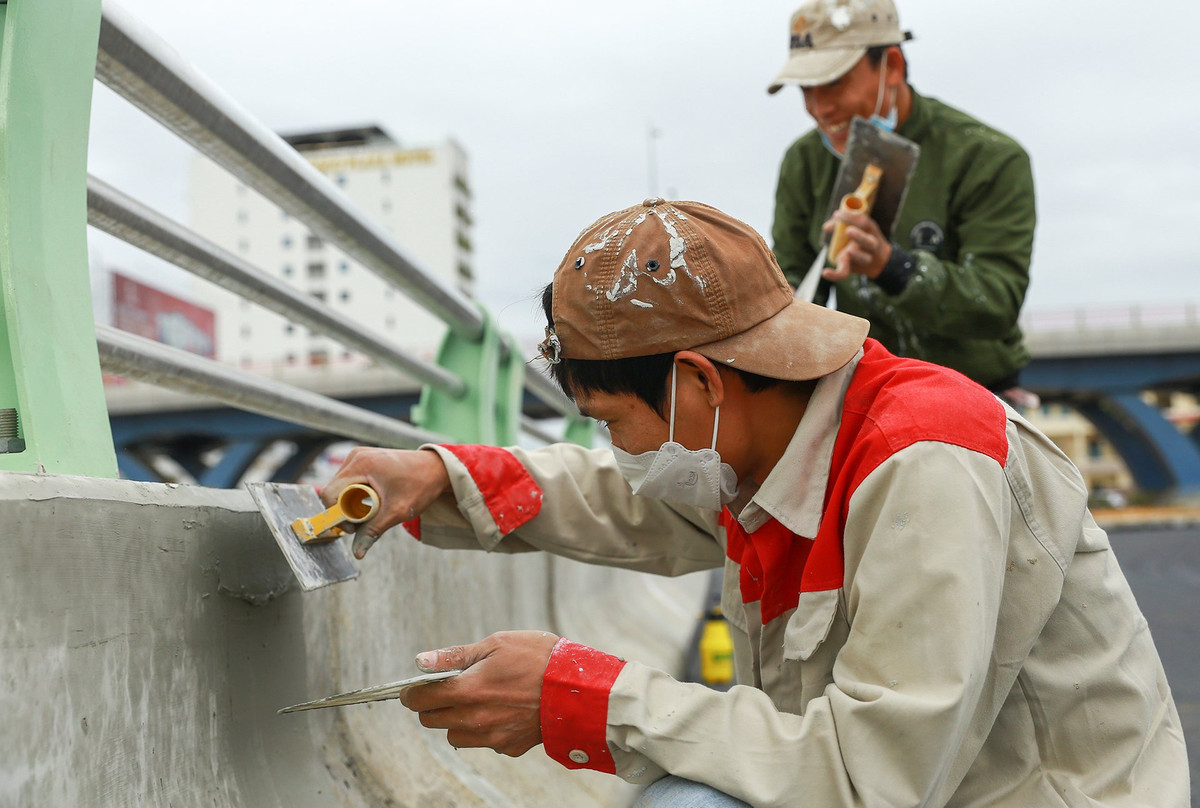 Anh Chiến (công nhân) cho biết từ sau Tết đến nay, nhà thầu đã huy động hàng trăm công nhân làm việc 3 ca để dự án hoàn thành đúng tiến độ.