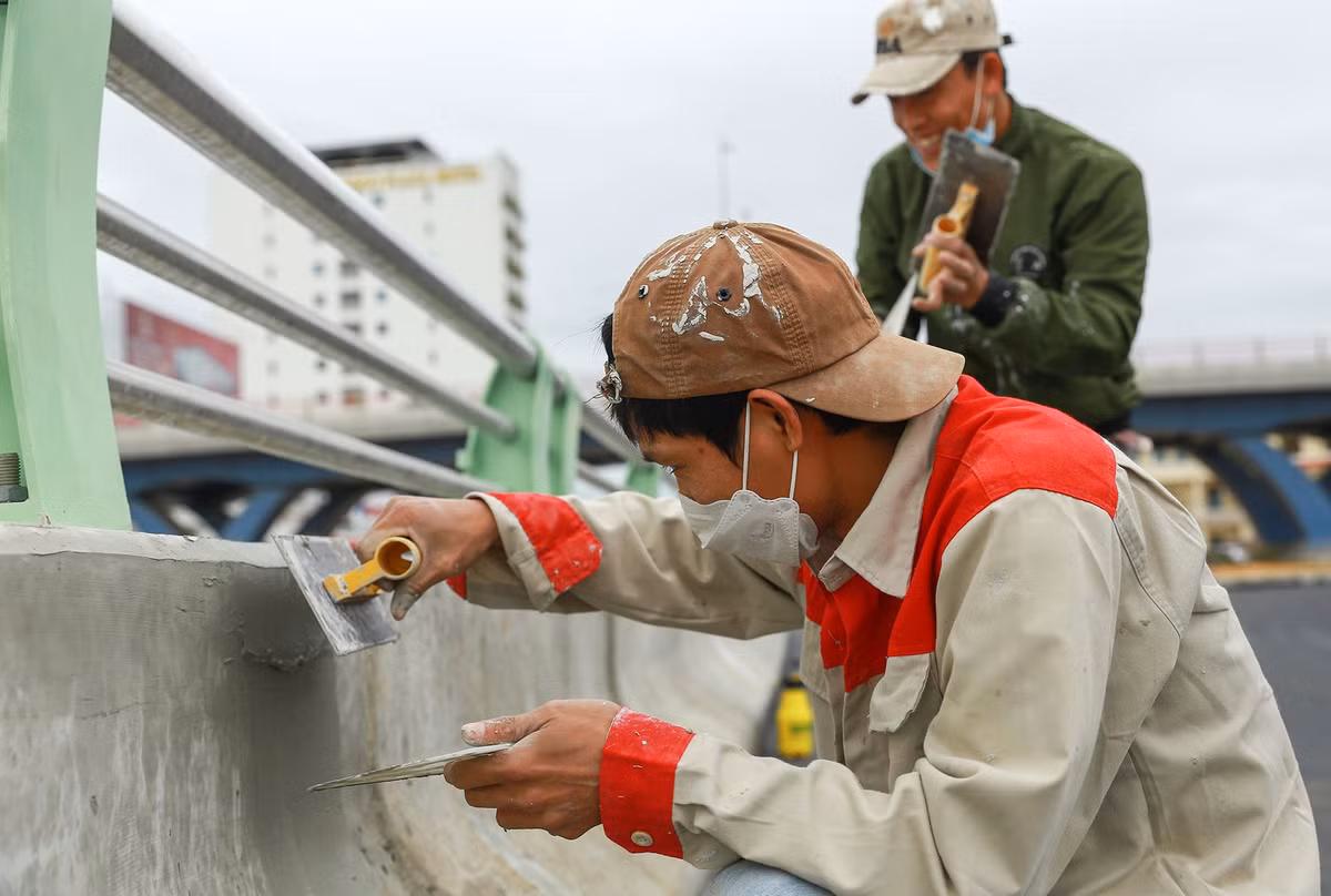 Anh Chiến (công nhân) cho biết từ sau Tết đến nay, nhà thầu đã huy động hàng trăm công nhân làm việc 3 ca để dự án hoàn thành đúng tiến độ.