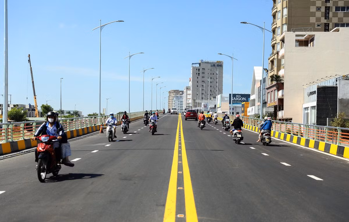 Nút giao có 2 hướng chính. Hướng thứ nhất nằm trên trục đường 2/9, từ trung tâm thành phố đi về phía Tượng đài liệt sĩ thành phố. Hướng thứ 2 từ đường Duy Tân qua cầu Trần Thị Lý và Nguyễn Văn Trỗi - đi qua quận Sơn Trà. Trong ảnh là cầu vượt của dự án cải tạo cụm nút giao thông phía tây cầu Trần Thị Lý.