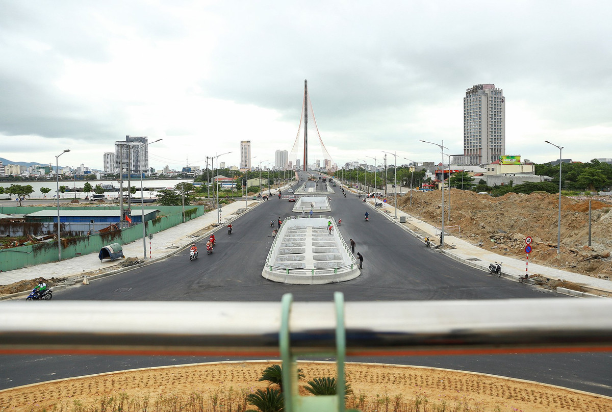 Tuyến cầu nằm trên đường 2/9 đã xong và được thông xe. Công nhân đang gấp rút hoàn thành công trình phụ trợ của phần hầm nối từ đường Duy Tân đến cầu Trần Thị Lý và cầu Nguyễn Văn Trỗi.