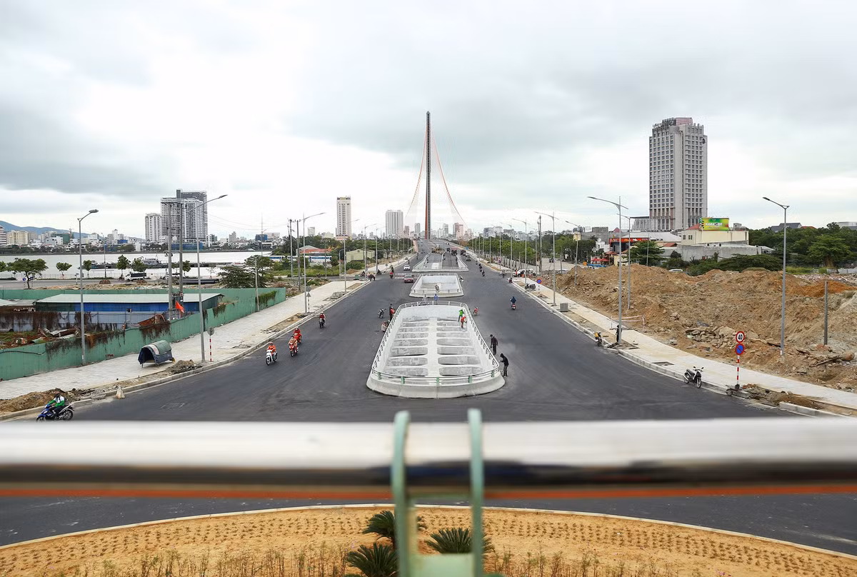 Tuyến cầu nằm trên đường 2/9 đã xong và được thông xe. Công nhân đang gấp rút hoàn thành công trình phụ trợ của phần hầm nối từ đường Duy Tân đến cầu Trần Thị Lý và cầu Nguyễn Văn Trỗi.