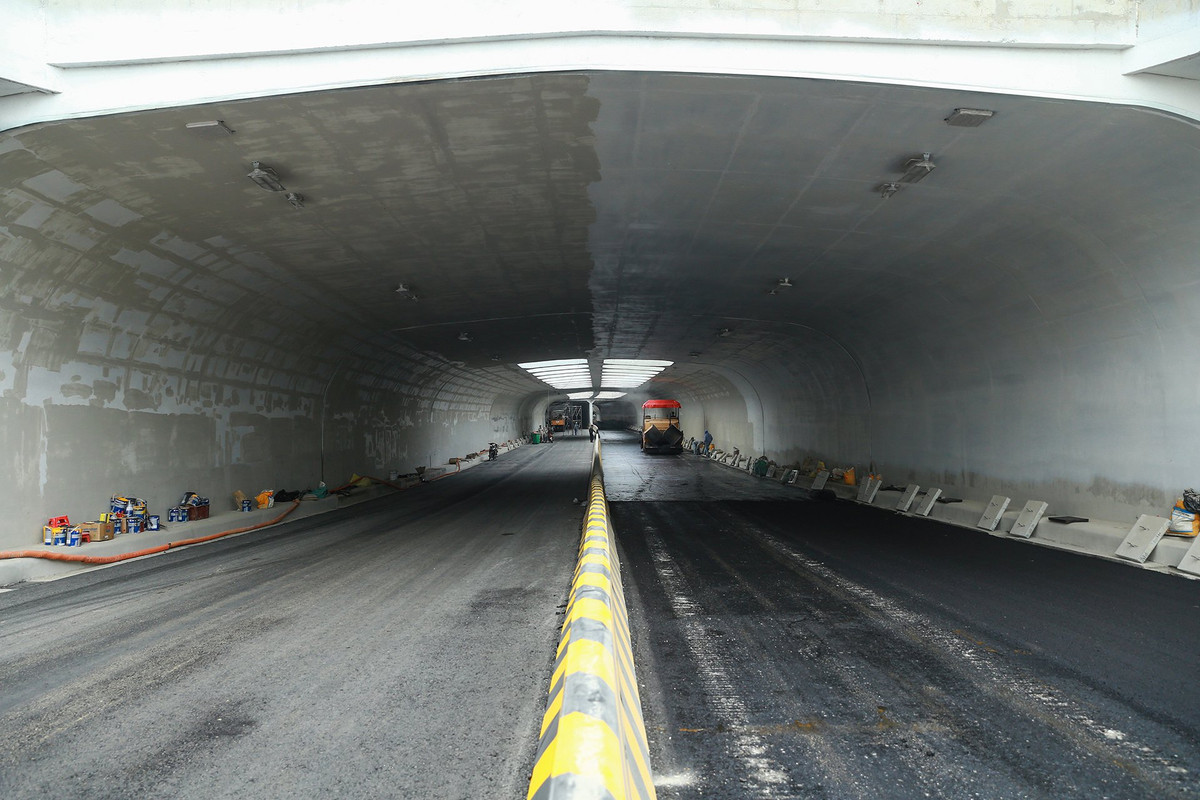 Cửa hầm từ cầu Trần Thị Lý qua đường Duy Tân đã cơ bản hoàn thành. Công nhân đã kẻ sơn dải phân cách.