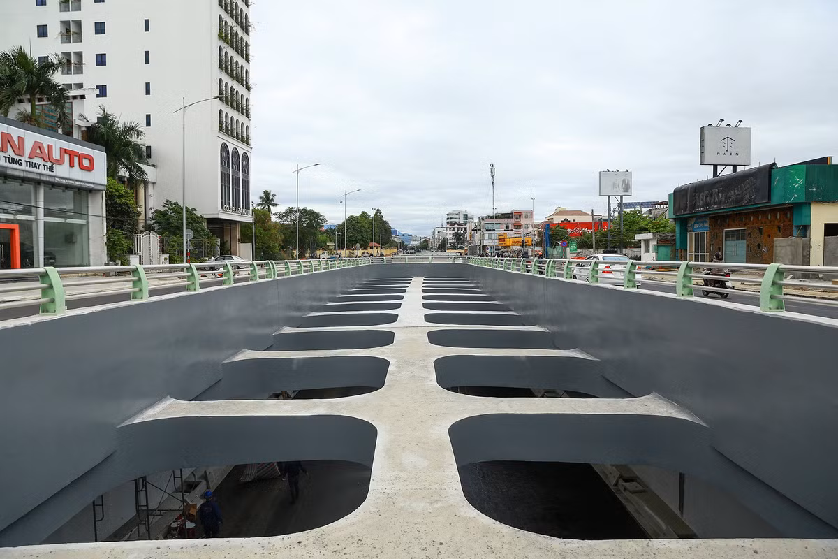 Tuyến hầm chui dài 900 m kéo dài từ đường Duy Tân đến chân cầu Trần Thị Lý.