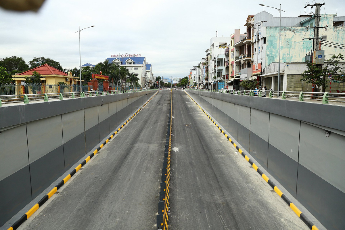 Lối dẫn từ hầm lên đường Duy Tân đã làm xong. "Chỗ này đã sơn bóng và vệ sinh sạch sẽ từ hôm qua", một công nhân tên Hải cho hay.