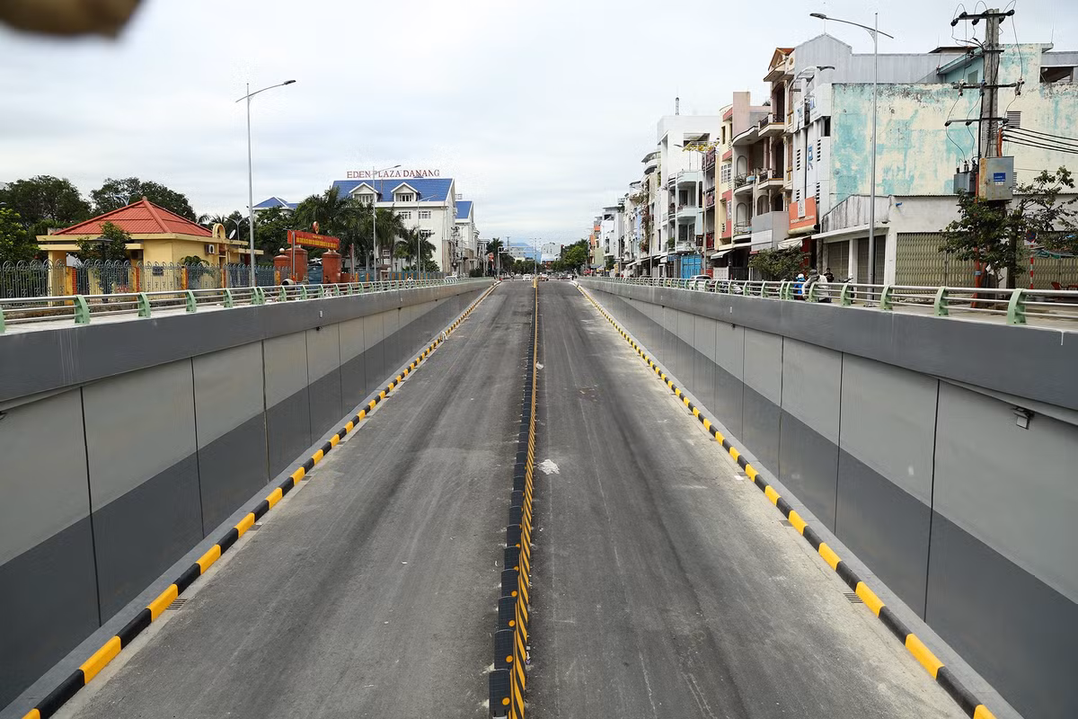 Lối dẫn từ hầm lên đường Duy Tân đã làm xong. "Chỗ này đã sơn bóng và vệ sinh sạch sẽ từ hôm qua", một công nhân tên Hải cho hay.