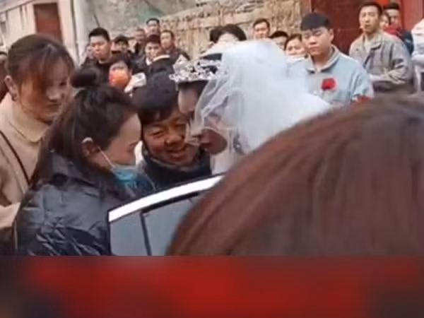 Co dau ngoi li tren xe hoa vi 240 trieu khien bo chu re bat khoc