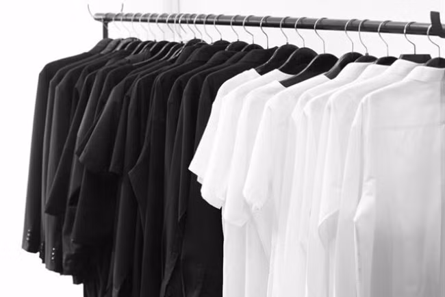 Ngoài ra, người Việt còn kiêng mua quần áo, nhất là quần áo có màu trắng và đen trong dịp đầu năm bởi hai màu này tượng trưng cho tang thương, mất mát.