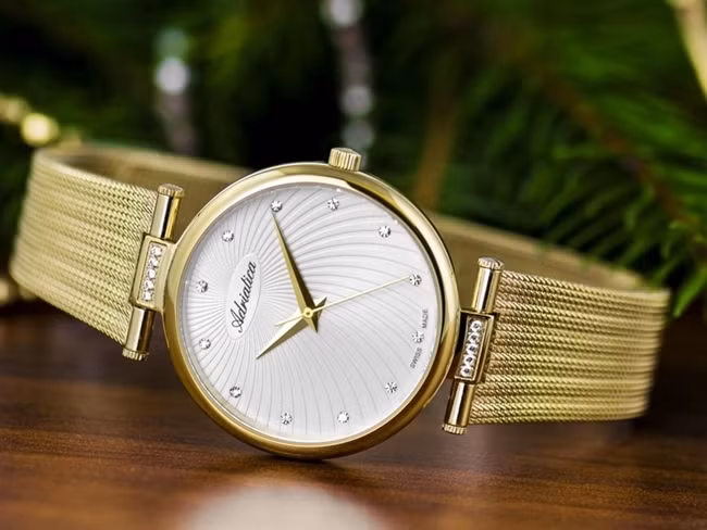 Được biết, nếu đồng hồ trong nhà bị hư hỏng thì gia chủ phải chờ hết tháng Giêng âm lịch mới được thay đổi một chiếc đồng hồ mới. Đây được xem là cách tốt nhất để đề phòng một số vận hạn xảy ra đối với gia đình.