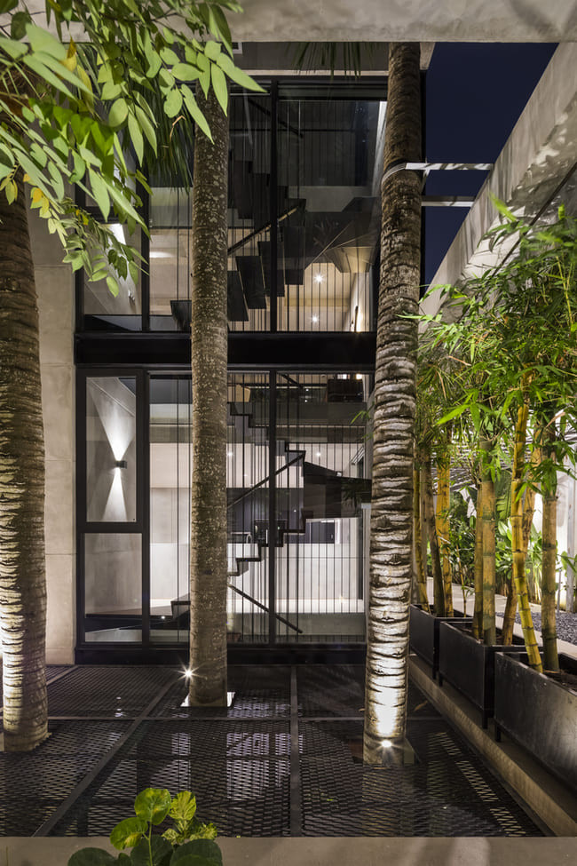 Các loại cây được bài trí khắp mọi không gian, mang lại màu sắc xanh tươi đối lập với không gian tổng quan.