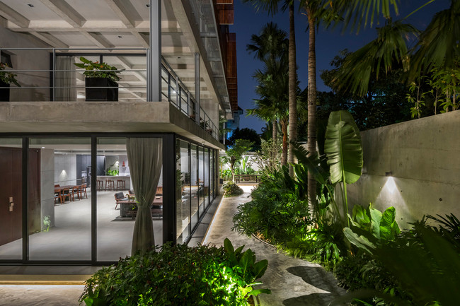 Hầu hết mặt trước là bê tông và kính trắng, các khối không gian mở. Cổng vào được mở rộng bằng gỗ cùng hệ thống bê tông kiên cố.