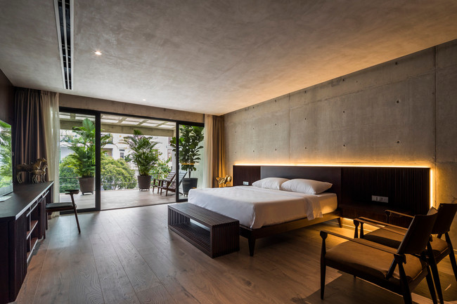 Phòng ngủ mang đậm nối thiết kế phương Tây, khá đơn giản nhưng vẫn mang lại không gian thoáng đãng vừa ấm cúng.