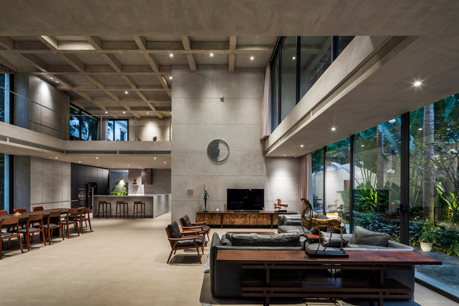 Nhờ các khối cột và trần bê tông, căn biệt thự được phân định các không gian trải nghiệm khác nhau dù các không gian được thiết kế liền kề.