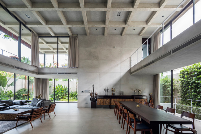 Cảm giác đứng giữa phòng khách và bòng bếp khiến người tham quan cảm thấy như đứng giữa một căn hầm chiến đấu rộng lớn giữa thiên nhiên.