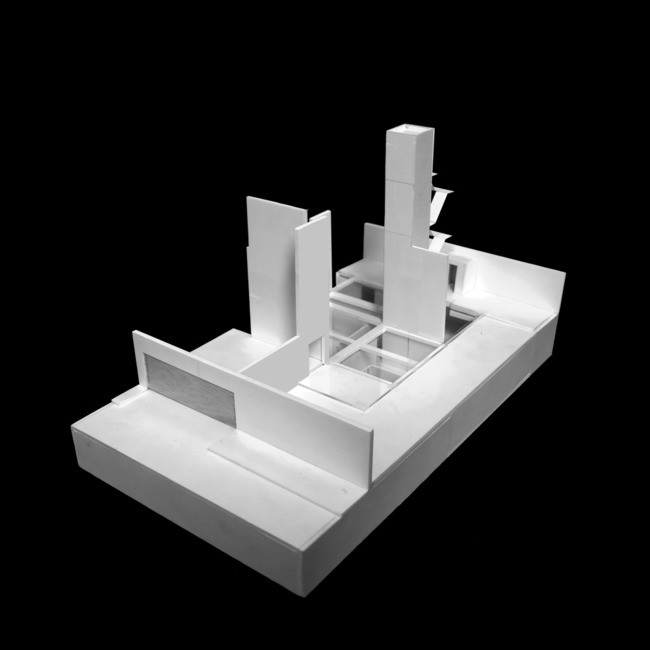 Một loạt các cột bê tông được nhóm thành 3 chân trụ đóng vai trò là điểm neo kết cấu cho các phần kết cấu dầm.