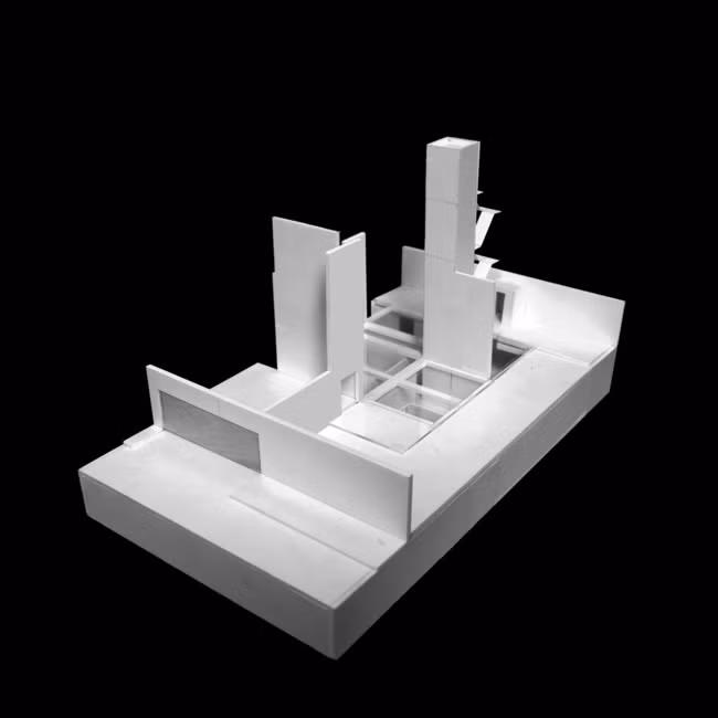 Một loạt các cột bê tông được nhóm thành 3 chân trụ đóng vai trò là điểm neo kết cấu cho các phần kết cấu dầm.
