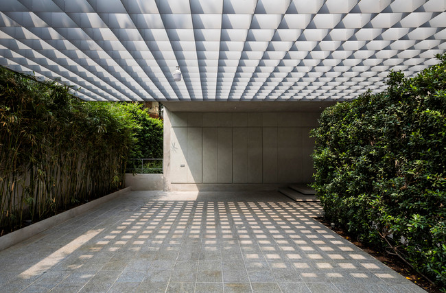 Trên diện tích xây dựng 870 m2, các kiến trúc sư đã sử dụng hệ thống dầm và cột bê tông để thiết kế, tạo không gian kết nối giữa bên trong và bên ngoài căn biệt thự được tốt hơn.