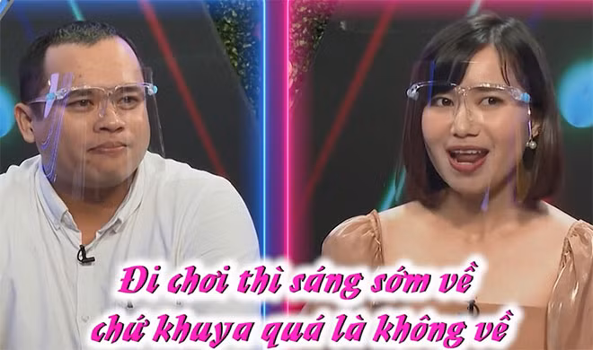 Phan Ngân thật thà: “Em có ưu điểm khá ngoan. Đi chơi thì sáng sớm về chứ khuya quá là không về. Thường em đi đến trước 11 giờ về, đi tới sáng là đi chơi xa qua đêm. Em rất chung thủy trong tình yêu, thay đổi người yêu khi nào thấy không phù hợp. Em có hai mối tình chính thức, em gọi người yêu cũ là "kỳ nghỉ lễ" vì chưa có mối tình nào dài quá một tháng. Lâu nhất là 21 ngày lúc còn trẻ, và mối tình sau 7 ngày chỉ như gió thoáng qua nên em rút lui”.