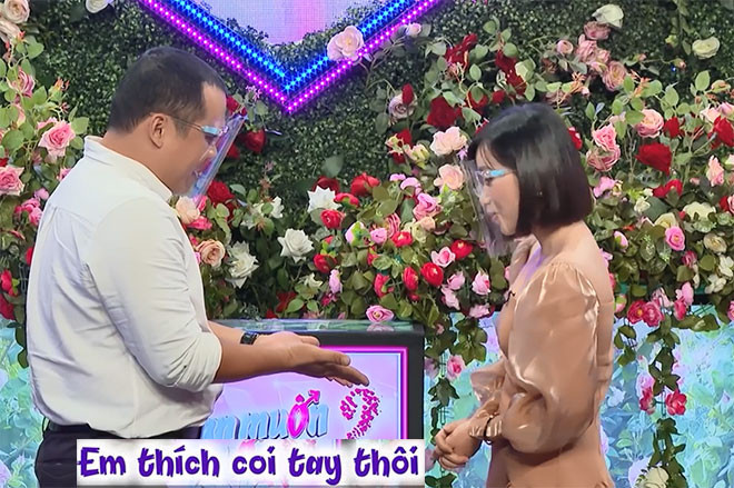 Tiếp đó, khi đàng trai chủ động tiến tới nắm tay, đàng gái đã đưa ra yêu cầu: “Em xin xem tay anh trước được không? Có đào hoa không anh, đào hoa quá thì về em giữ không lại. Em không quan tâm về hoa tay, em quan tâm cái lòng bàn tay thôi. Em không biết coi bói nhưng em thích xem tay. Em coi coi có phù hợp với em không”.