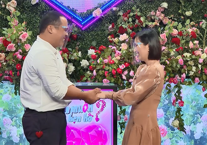 Kết thúc cuộc gặp, Trung Mỹ ngại ngùng nắm tay bạn gái hát câu hát tỏ tình rồi cả hai đã cùng bấm nút trao nhau cơ hội hẹn hò trong niềm vui của ông bà mối.