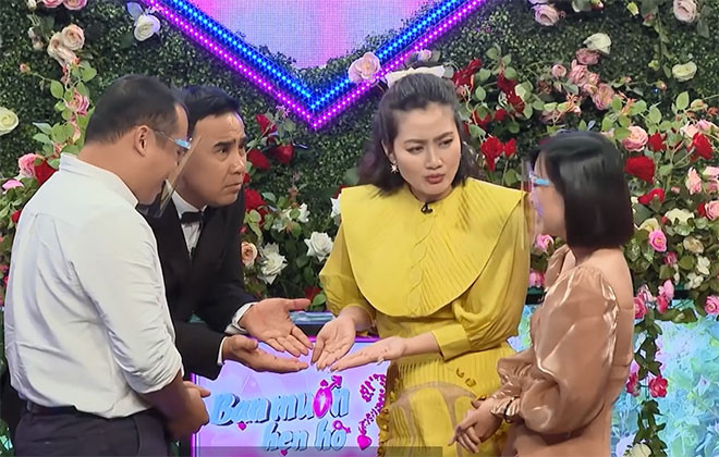 Trước “yêu cầu lạ” của cô gái Đắk Lắk, bà mối hài hước nói: “Thầy coi xem hai bàn tay này có cùng nhau dẫn chương trình năm chục năm nữa không?” khiến ai cũng phải bật cười.