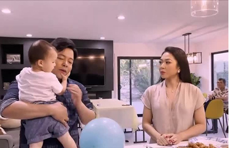 Một góc trong phòng khách với nội thất đơn giản và thoáng đón ánh sáng thiên nhiên.