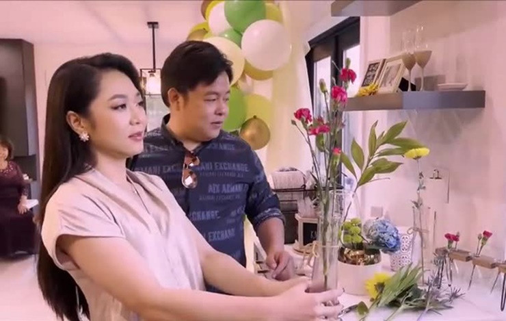 Hồi tháng 10/2021, Quang Lê mời người thân, bạn bè, trong đó có ca sĩ Hà Thanh Xuân, tới dự lễ tân gia.