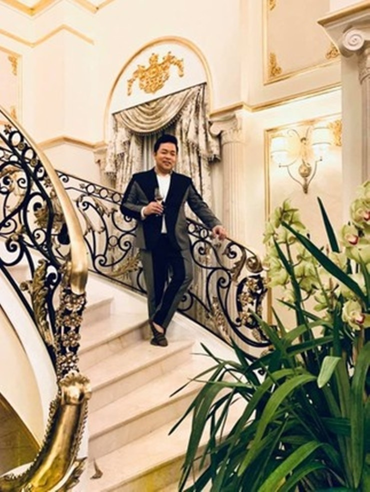 Trước đây, nhiều thông tin nói ca sĩ Quang Lê sở hữu biệt thự dát vàng. Tuy nhiên, đầu năm 2022, anh đã phủ nhận thông tin này.