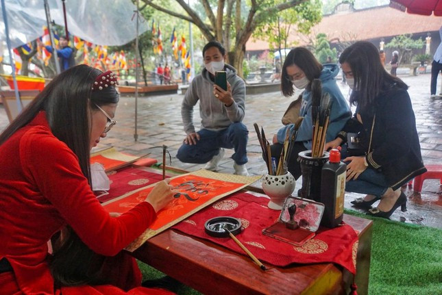 'Co do' xinh dep me viet thu phap, ve tranh thuy mac-Hinh-2