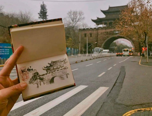 Đi đến đâu, Cẩm Nhung cũng tranh thủ ghi lại cảnh sắc nơi đó. Chỉ bằng vài nét chấm phá của dòng tranh thủy mặc, tranh của cô đã có hồn, đầy sức sống.