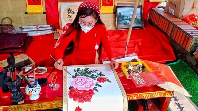 Không chỉ viết thư pháp, Nhung còn đam mê vẽ tranh phong cảnh. Cô thích vẽ nhất là dòng tranh thủy mặc. Nhung cho biết "Tranh thuỷ mặc có từ thời xa xưa được lan truyền và rất nổi tiếng đến ngày nay. Đặc điểm của dòng tranh này đó là vẽ về thiên nhiên, như núi non, sông suối, hoa lá, cây cỏ, chim muông… kết hợp với thư pháp tạo nên nét đẹp nghệ thuật rất được yêu thích ở nhiều quốc gia Châu Á, trong đó có Việt Nam."