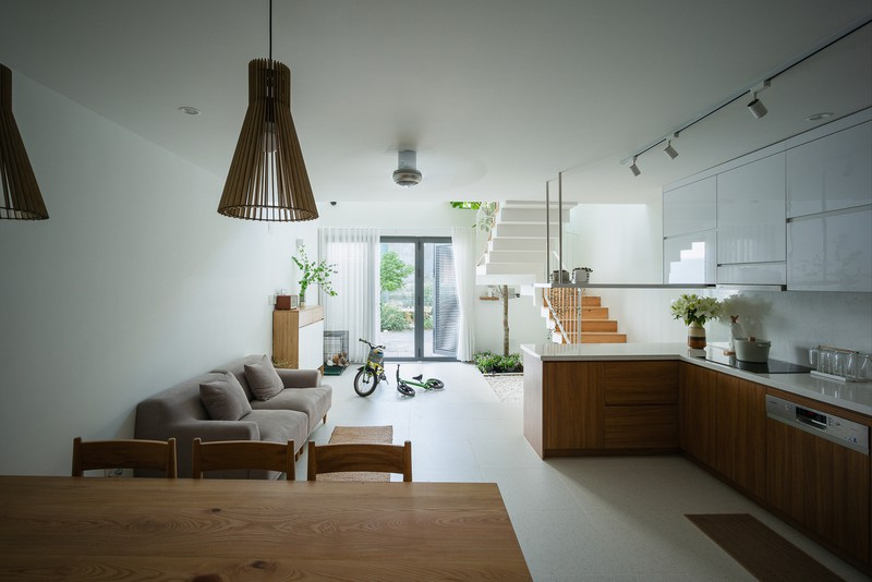 heo đó, ở mỗi tầng của ngôi nhà, kiến trúc sư đã tạo ra các không gian để kích thích sự khám phá và sáng tạo của trẻ em và giúp cha mẹ có thể quan sát con cái trong nhà.