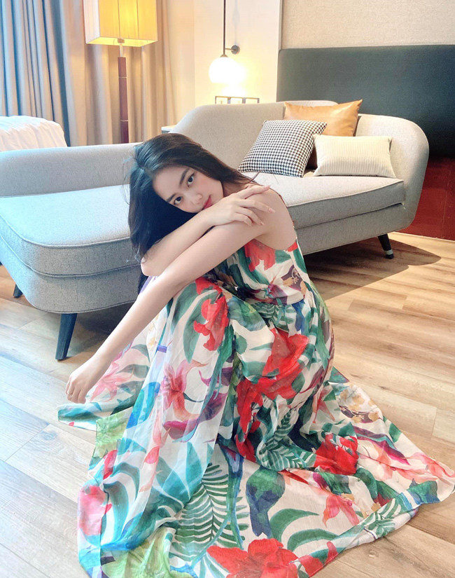 Với gu thời trang sành điệu, trông nữ tiếp viên hàng không càng thêm nổi bật trong mỗi khung hình.