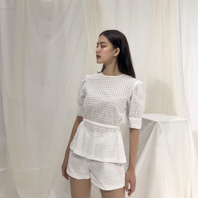 Rời đồng phục bay, Phương Lan gây ấn tượng với nhan sắc xinh đẹp chẳng kém hot girl.