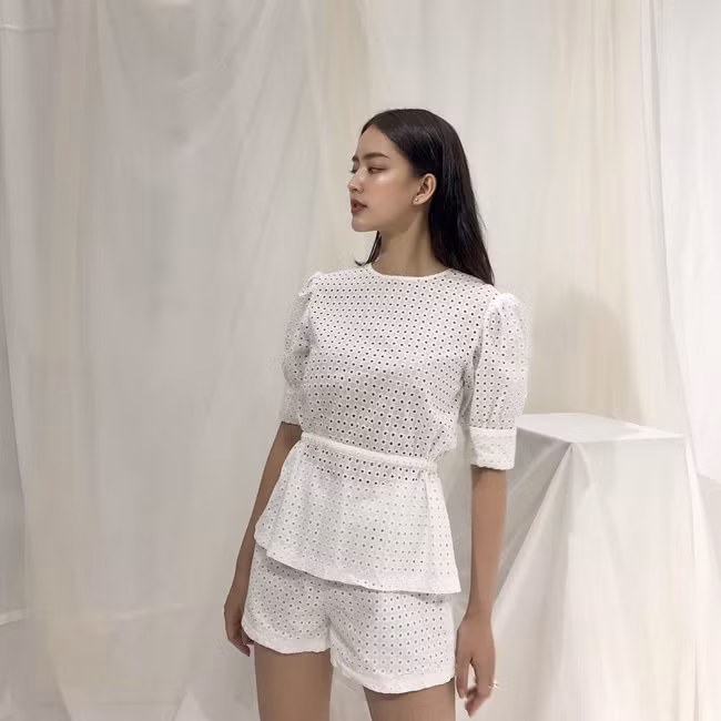 Rời đồng phục bay, Phương Lan gây ấn tượng với nhan sắc xinh đẹp chẳng kém hot girl.