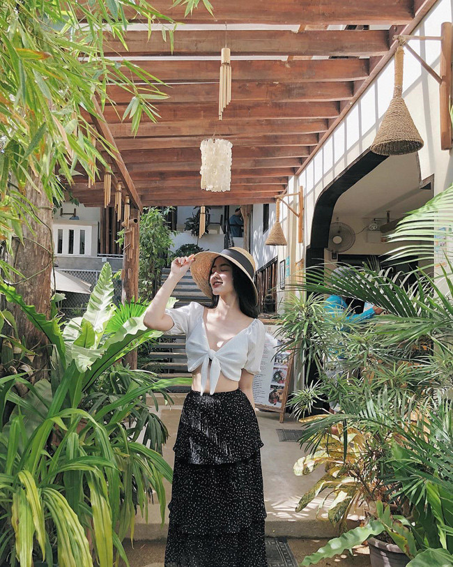 Khoảnh khắc cô nàng đu mình trên dây, thực hiện những điệu múa uyển chuyển và đẹp mắt khiến nhiều người ngưỡng mộ.