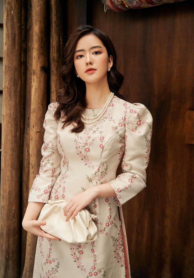 Nhan sắc cô nàng ngày càng quyễn rũ và đằm thắm.