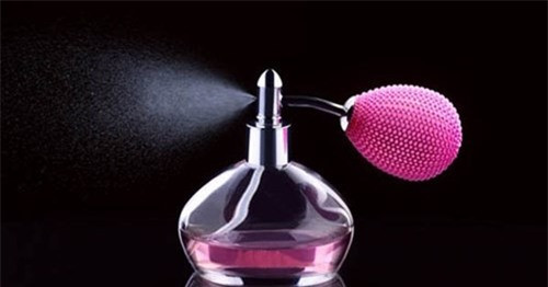 5. Nước hoa: Có thể bạn cảm thấy kỳ quái nhưng nước hoa cũng là một thứ dễ gây cháy nổ. Website Bvntd.com cho biết: Nước hoa được chiết xuất một phần từ các tinh dầu tự nhiên, các chất bay mùi và dầu mỏ dễ dàng gây cháy. Ở điều kiện nhiệt độ cao trên 50 độ C, nước hoa có thể tự động phát nổ. Ngoài ra, khi nước hoa tiếp xúc với lửa sẽ dễ dàng bốc cháy và bùng phát.