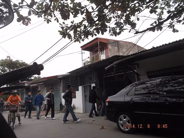 Bạn bè, hàng xóm, người thân đến chia buồn với gia đình anh Đạt.