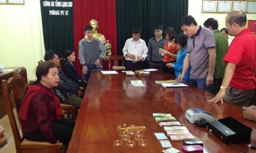 Các đối tượng và tang vật vụ án.