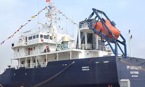 Tàu bị cướp biển tấn công.