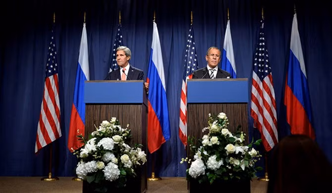 Ngoại trưởng John Kerry và Sergei Lavrov trong buổi họp báo sau cuộc trao đổi ở Paris hôm 30/3.