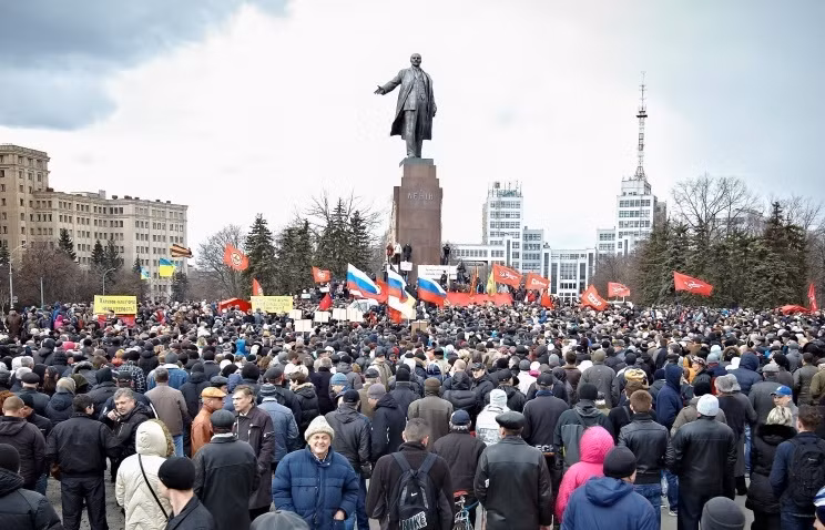 Người biểu tình tập trung ở quảng trường trung tâm Kharkov.