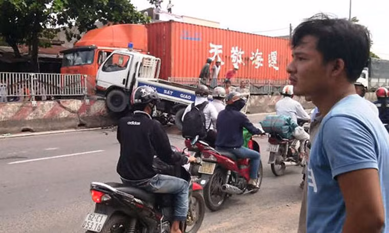 Chiều 31/8, chiếc xe chuyên dụng của CSGT trạm Tân Túc (Phòng CSGT đường bộ - đường sắt Công an TP HCM, PC67) đang lưu thông trên QL1 (đoạn qua xã Bình Chánh, huyện Bình Chánh, TP HCM ) bất ngờ mất lái, tông vào hàng loạt xe máy chạy trên đường.