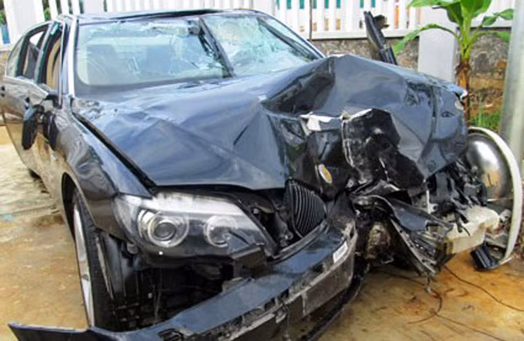 Vào thời điểm trên, thượng úy Tuân lái xe BMW không làm chủ tốc độ và tay lái nên tông vào lực lượng dân phòng, dân quân của xã Láng Lớn và Thị trấn Ngãi Giao (huyện Châu Đức) đang đứng ven đường để chuẩn bị tuần tra. Vụ tai nạn làm anh Hồ Xuân Thu (55 tuổi) và anh Võ Xuân Đồng (39 tuổi, cùng, trú tại huyện Châu Đức) tử vong, 7 dân phòng, dân quân khác bị thương.