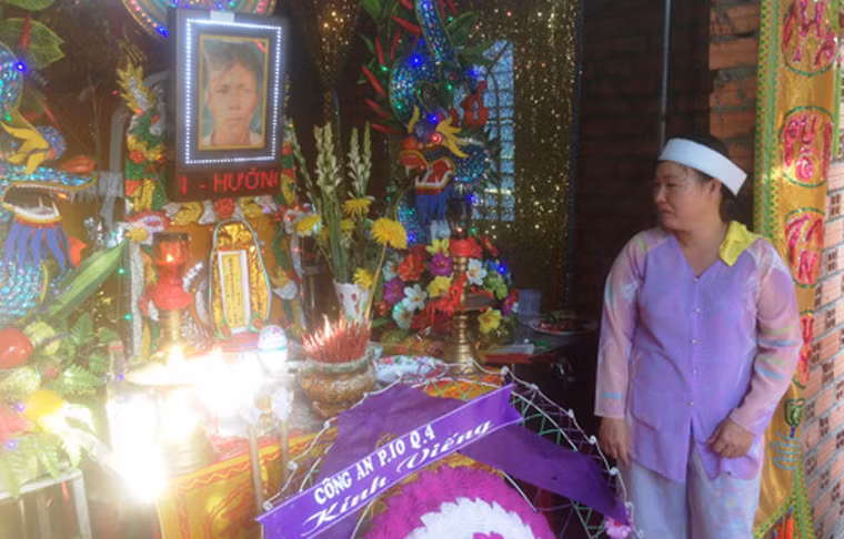 Hậu quả vụ tai nạn làm anh Hơn tử vong, con trai anh bị nứt sọ, gãy tay, phải nhập viện cấp cứu. Điều đáng nói là sau khi gây tai nạn, thượng úy Xịn đã không dừng lại cứu người mà lái xe bỏ trốn.