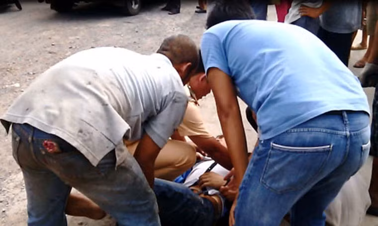 Tai nạn làm 2 nữ sinh viên và anh Võ Chí Bảo (24 tuổi) bị thương nặng. cả 3 được đưa vào bệnh viện huyện Bình Chánh cấp cứu.