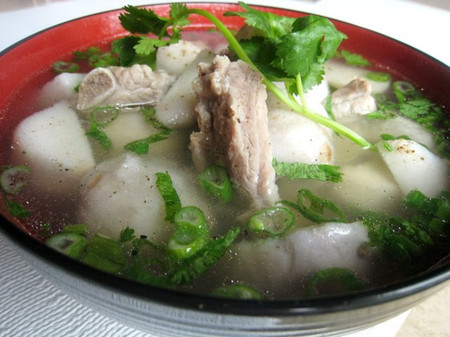 Canh sườn nấu khoai sọ.