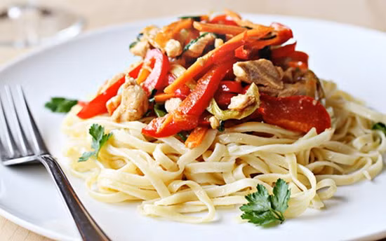 Gà xào ớt chuông.